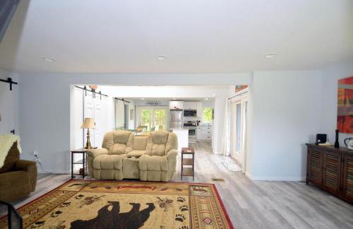 Black Bear Cabin - Fire Pit, Grill, View, Pet Friendly, Fireplace, King Bed, Wifi, Game Room - Foto 15