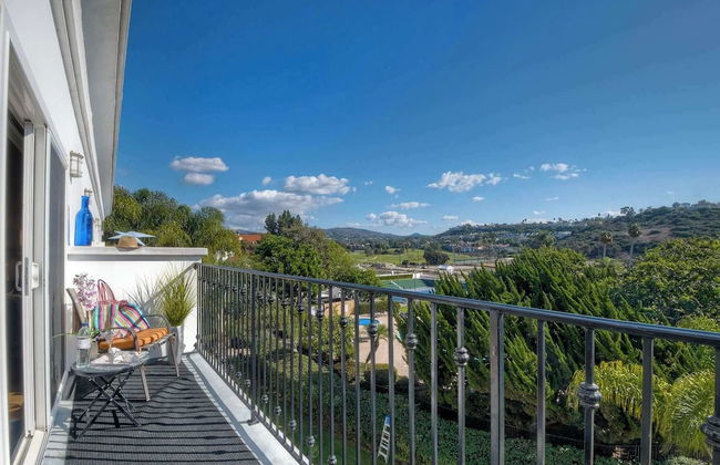 Southern Exposure w/ Private Balcony - Foto 31