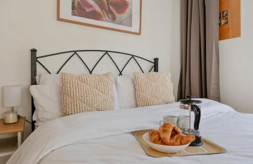 2BR Waterside View Free Parking Fast WiFi Terrace Balcony TV BBQ Garden Access - Foto 1