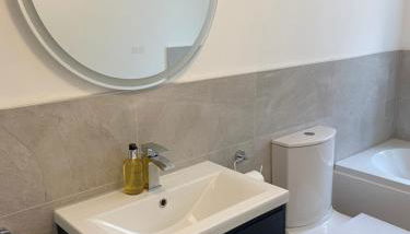 Spacious 2 bed sleeps 5 above traditional music pub - Foto 5