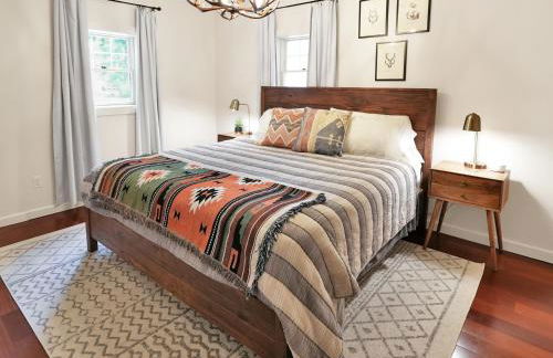 Lakefront Lodge with King Beds and Game Lounge - Foto 16