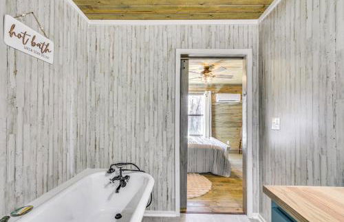 Cozy Mississippi Cabin with Covered Porch and Grill! - Foto 16