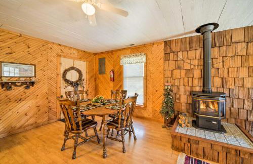 The Burgundy Cabin Iowa Retreat Pond and Fire Pit - Foto 6