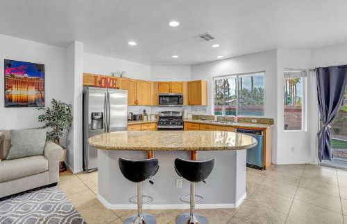 Stylish King with optional bunk or Work Desk w/TV - Foto 8