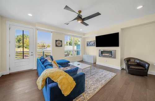 Modern 4-Story 3-BR Townhome with Rooftop Lounge - Foto 1