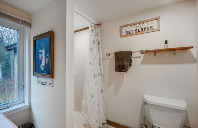 Killington Mountain Home! HotTub & 5 min to Skiing! 3 Bedroom Home by RedAwning - Foto 14