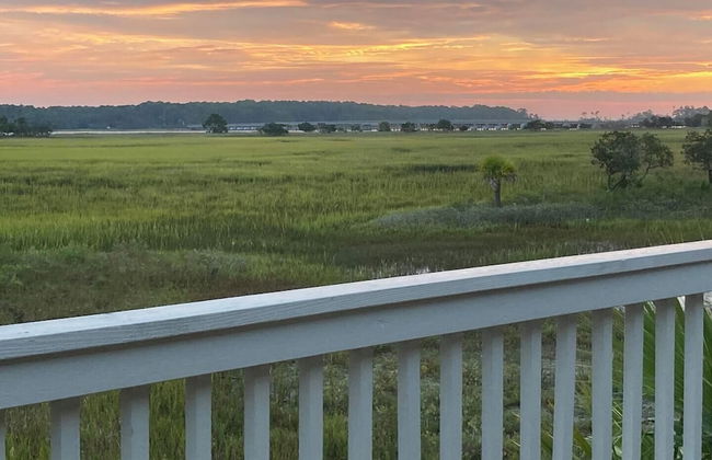 Stunning Marsh & Water Views in This Completely Renovated Three Bedroom Home - Foto 43