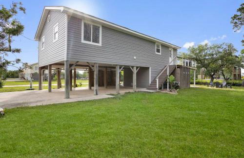 Waterfront Home Game Room Ping Pong Outdoor Bar Area - Foto 39