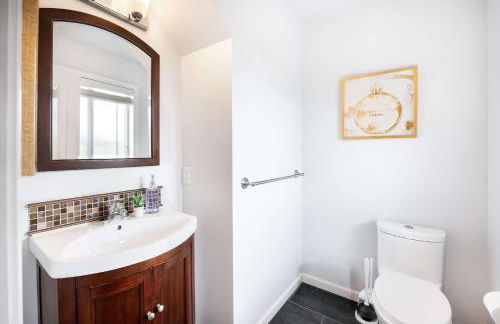 Stylish 3BR Home EV Outlet Near Light Rail - Foto 24