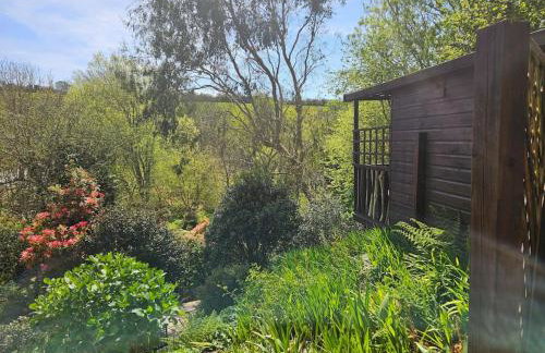 Treetops Lodge, private Cornish hideaway, parking, garden - Foto 9