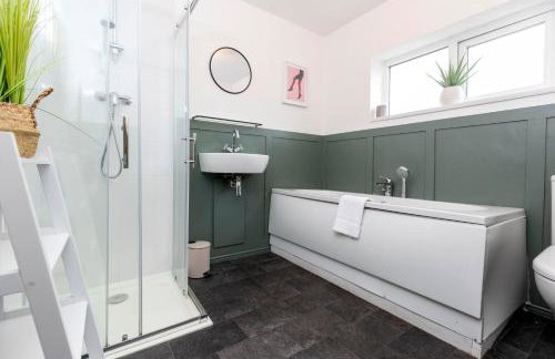 Stunning Bishop Auckland House with 5-bedrooms & 8 Beds Sleeps 12 with Free Parking by PureStay - Foto 62