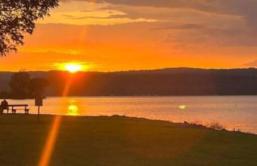 Rustic Chic Alabama Cabin w Loft Fire Pit Pet Friendly Fenced Yard Lake Guntersville - Coco Chateau - Foto 52