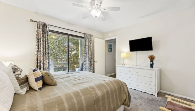 Newly Renovated Condo with Easy Access to Pool and Tennis Courts by RedAwning - Foto 4, Habitación