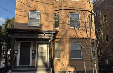 Stylish 3BR Revere Home Sleeps 8 Near Boston, Revere Beach and Airport - Foto 17