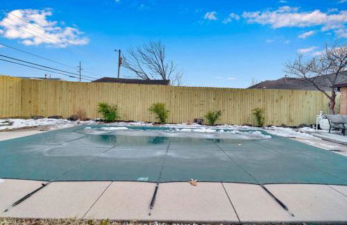 Romantic escape, hot tub, fireplace, massage room! - Foto 17