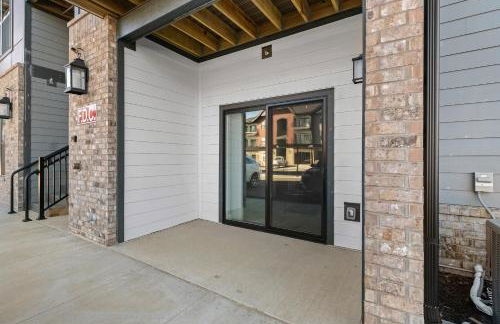 Luxe King Suite, Cozy Sectional, Gym, Pool, U of A - Photo 52