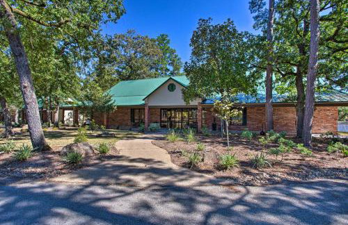 Holly Lake Retreat w/ 2 Community Pools & Yard - Foto 33