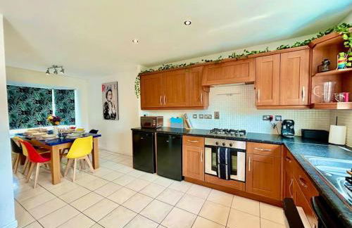 6 Bedroom House - DISC0UNTS - Parking, Contractors, Group, Family - Foto 13