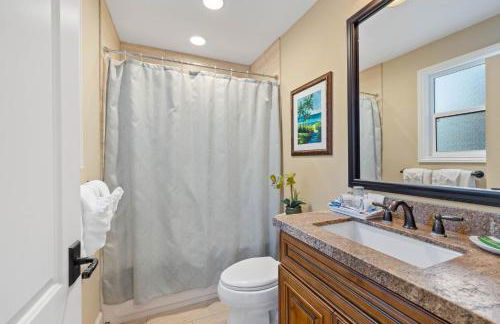 Oceanview Luxe Retreat with Rooftop - Foto 64