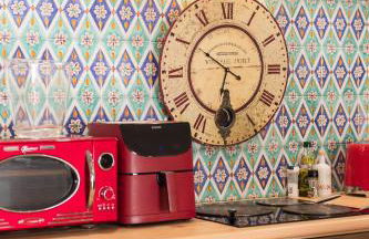 Steps from the Port! Chic 2-Bed in the Heart of Saint-Tropez - Photo 10