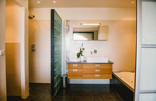 villa provençale en pierre avec vue sur la mer, piscine et jacuzzi - Foto 30