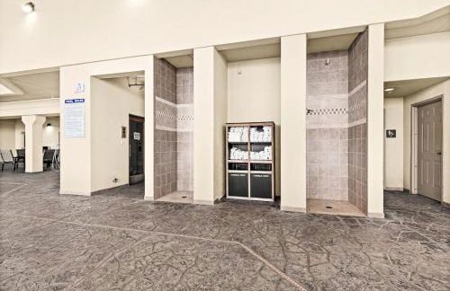 Breathtaking Lake Views Studio, 2 Queen Beds, Fireplace and Heated Indoor and Outdoor Pools - Foto 8