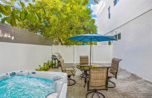 Up to 12 Guests! Modern villa near Wynwood - Photo 18