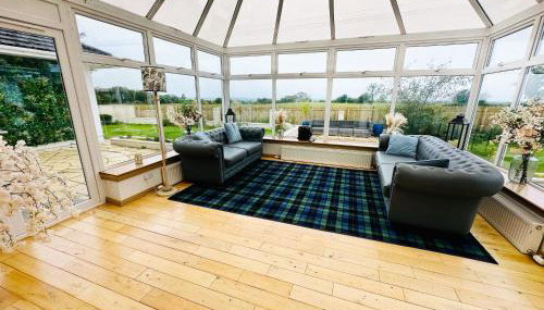 Alton Villa, Sleeps 12, Great for Families, Undercover Hotub & Games Room - Foto 3