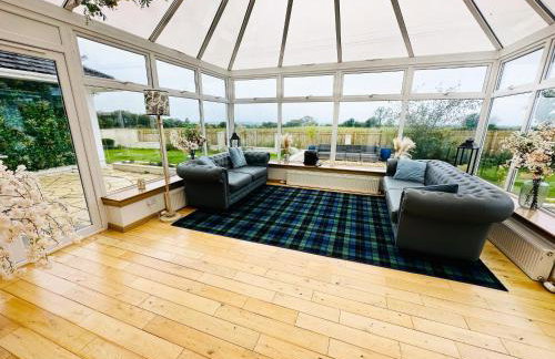 Alton Villa, Sleeps 12, Great for Families, Undercover Hotub & Games Room - Foto 3