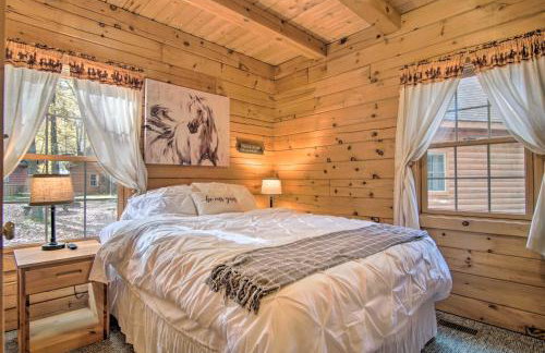 Rustic Rothbury Cabin with Resort Amenity Access! - Foto 18
