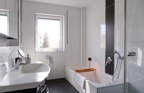 Lumen Homes - Design-Apartment nahe Audi und Altstadt, 3 Zimmer, über 100 m2, Balkon - Photo 5