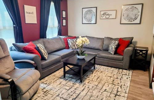 King Bed In Main Floor - Downtown Vacation Rental - Foto 53