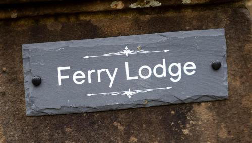 Cosy Lodge Getaway with Private Beach & Fireplace - Foto 3