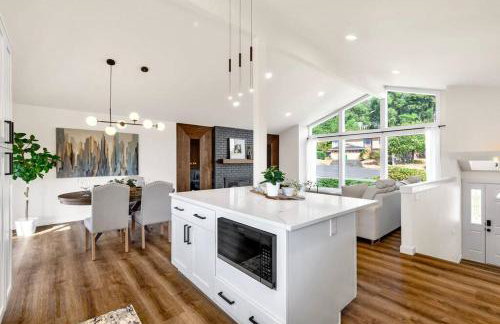 Tastefully Remodeled 4 Bedroom Home with Rainier View - Foto 21