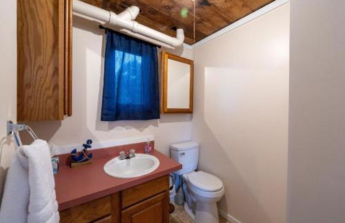 Waterfront Cottage at Highland Lake with Dock - Foto 39