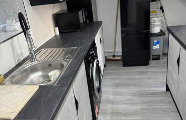 Aurang House, 1 Bedroom, with Kitchen, 55" Flat TV, Private Parking - Foto 8