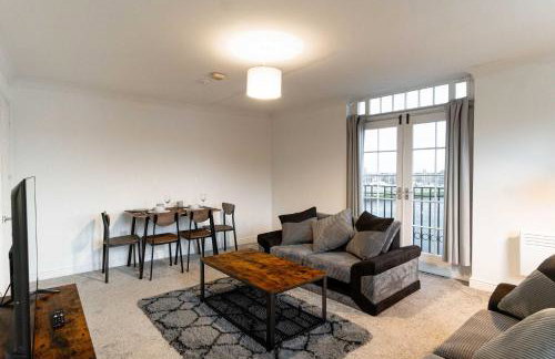 Lovely 2 Bed Harbourside Apartment with Sea Views - Photo 1