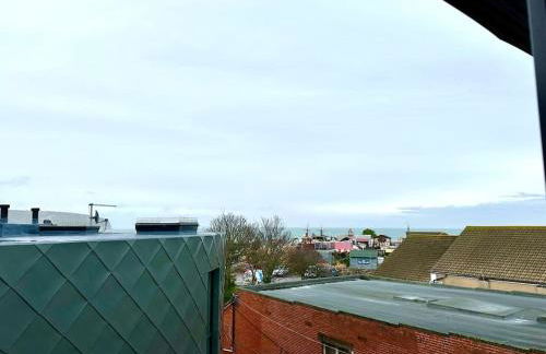 Sea View Ultra Modern 2 bedroom Apartment - 1 Min Walk to the Best Beach! - Great Location - FREE Parking - Fast WiFi - Smart TV - sleeps up to 4! Close to Purbeck, Corfe Castle, Sandbanks, Poole & Bournemouth - Foto 14