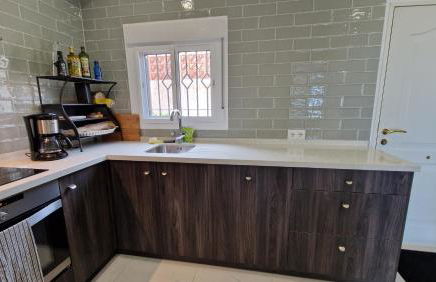 Stilfullt semesterhus nära pool och strand. - Foto 14