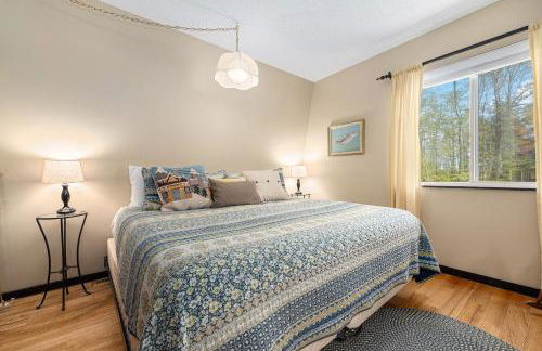 3Br 2Bath Midcentury Ski Chalet with Hot Tub & Kids' Loft - Photo 23