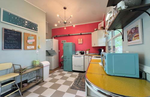 Mid-Century Modern Themed Home with Outdoor Hot Tub - Foto 29