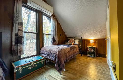 Chalet w Hot Tub Fireplace Grill FirePit & Wifi - Photo 23