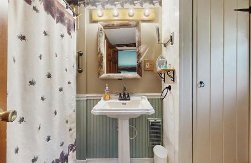 Mtn-View Family Cabin! 9 Mi to Lake George Village - Foto 17