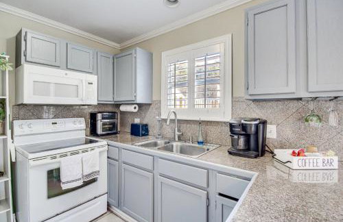 Walk to Beach Waveland Retreat with Yard! - Foto 11