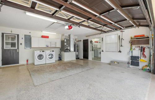 Elegant 4BR Pool Sanctuary - Ideal for Work or Play! - Foto 9