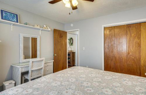 Oak Island Home w/ Fenced Yard, Walk to Long Beach - Foto 17