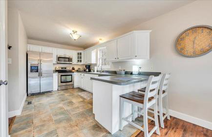 Lakefront 3BR with Dock, Fire Pit, Lawn Games, and Game Room - Foto 23