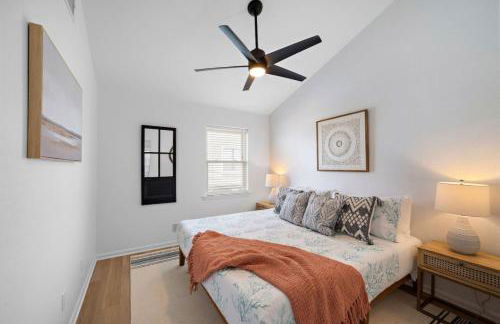 Stylish Home with game room, deck, and canal access - Foto 24