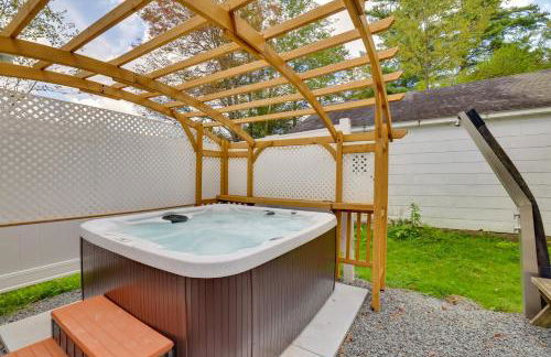 Explore the Poconos! Cozy Creekside Cabin with Patio - Foto 25