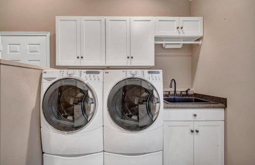 Private Lakefront Oasis - 5 Bedroom, Private Dock, & Firepit - Foto 23